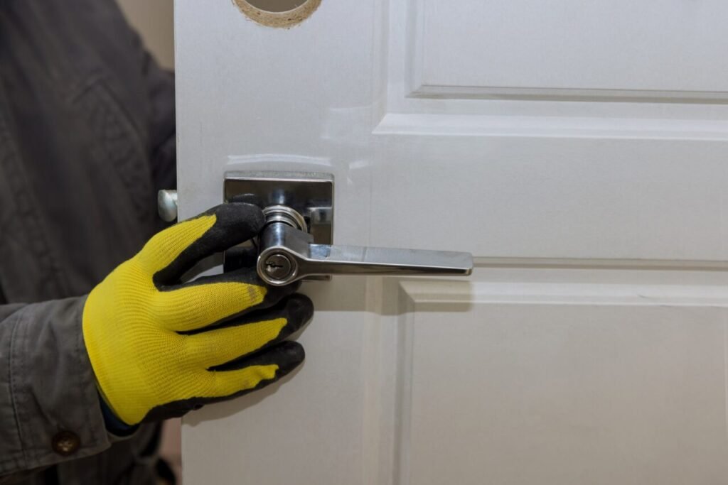 Puerta abierta con cerradura Fichet instalada